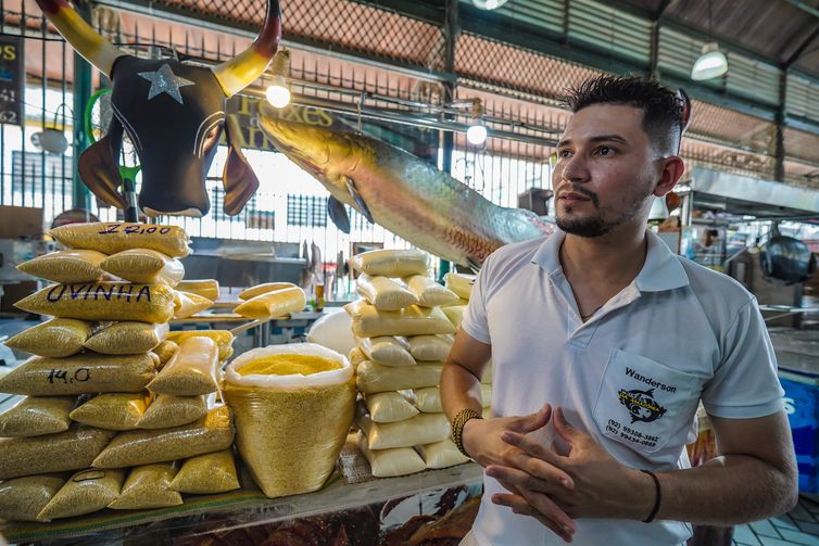 Manaus (AM), 20/11/2023, Wanderson Dias da Silva, Feirante, em sua barraca no Mercado Municipal Adolpho Lisboa.<p></p>Manaus passa por sua maior seca em 121 anos. Foto: Rafa Neddermeyer/Agência Brasil