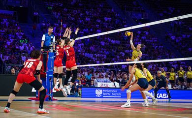 Lódz, 26/07/2025 - Jogadora Rosamaria ataca a defesa japonesa durante lance de jogo de vôlei entre Brasil e Japão, válido pela Liga das Nações de vôlei. Foto: Volleyball World/Divulgação