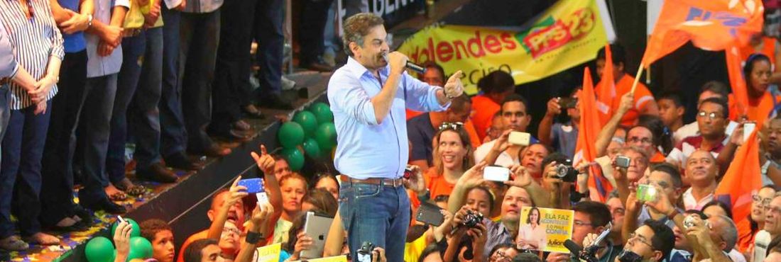 O presidente nacional e candidato do PSDB à Presidência, senador Aécio Neves, chega em Teresina