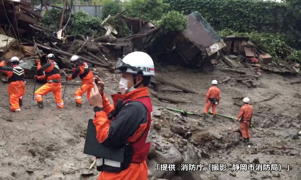 Imagens mostram deslizamento de terra provocado por chuvas no Japão.