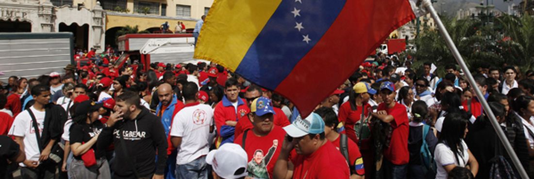 Manifestantes que apoiam o governo de Nicolás Maduro participaram de marcha no dia em que o país comemora o bicentenário da Batalha da Vitória