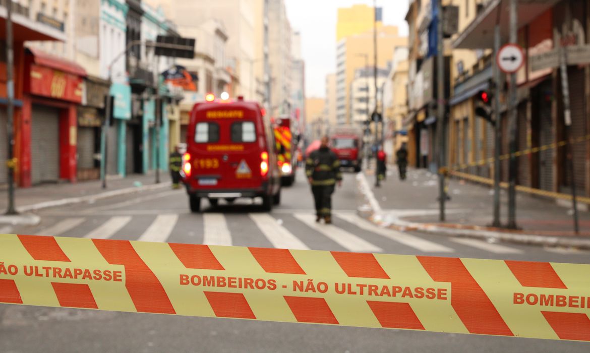 SP: incêndio atinge comunidade em Santos