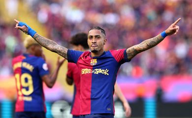 Brasileiro Raphinha marca dois e Barcelona derrota Real Madrid