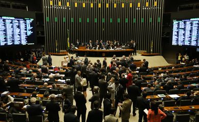 Brasília - Plenário da Câmara aprova urgência para projeto sobre responsabilidade das estatais e aprecia votação, em segundo turno, de recriação da DRU  (Fabio Rodrigues Pozzebom/Agência Brasil)