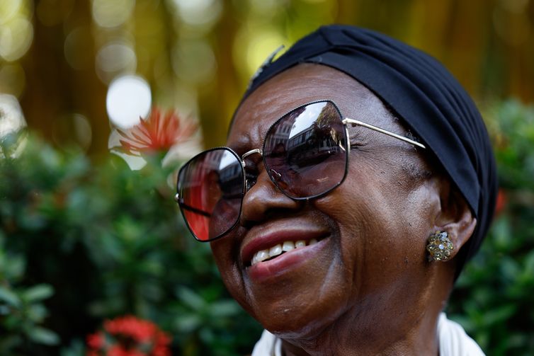 Rio de Janeiro (RJ), 25/03/2025 - Áurea Martins nos jardins do Palácio do Catete. A cantora Áurea  Martins comemora 85 anos de vida e se mantém ativa, e tendo reconhecimento para os mais de 50 anos de carreira. Foto: Tânia Rêgo/Agência Brasil