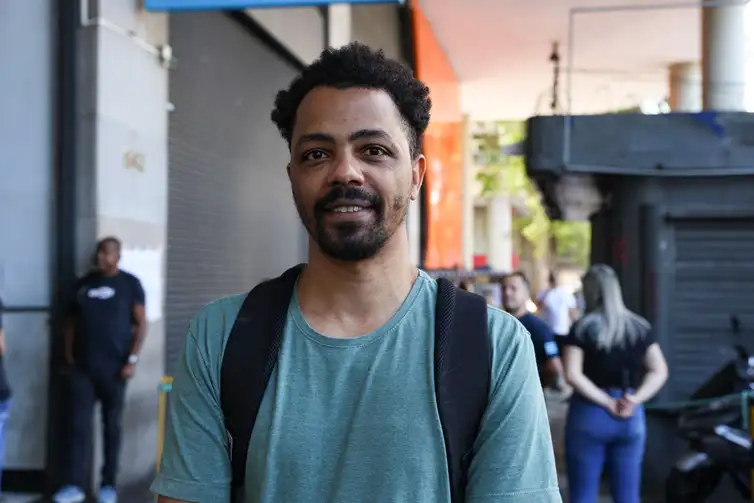 Tomaz Silva/Agência Brasil Rio de Janeiro (RJ), 05/10/2025 – O engenheiro Carlos Eduardo posa para foto em frente ao local de prova do Concurso Nacional Unificado (CNU), no centro do Rio de Janeiro. Foto: Tomaz Silva/Agência Brasil