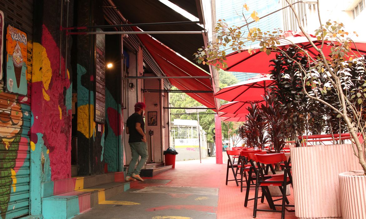 A prefeitura de São Paulo autorizou os bares e restaurantes a instalarem mesas e cadeiras nas áreas de estacionamento das ruas da cidade