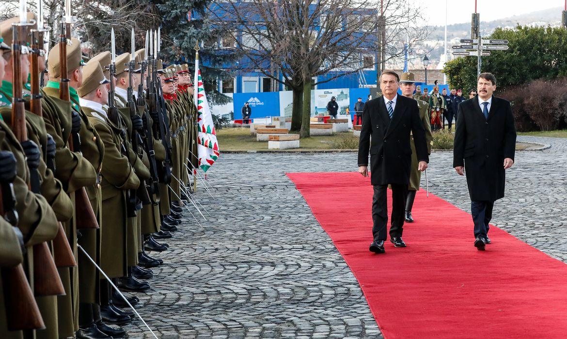 (Budapeste - Hungria, 17/02/2022) Presidente da República Jair Bolsonaro acompanhado do Presidente da Hungria, János Áder, recebem honras de Chefe de Estado.
Foto: Isac Nóbrega/PR