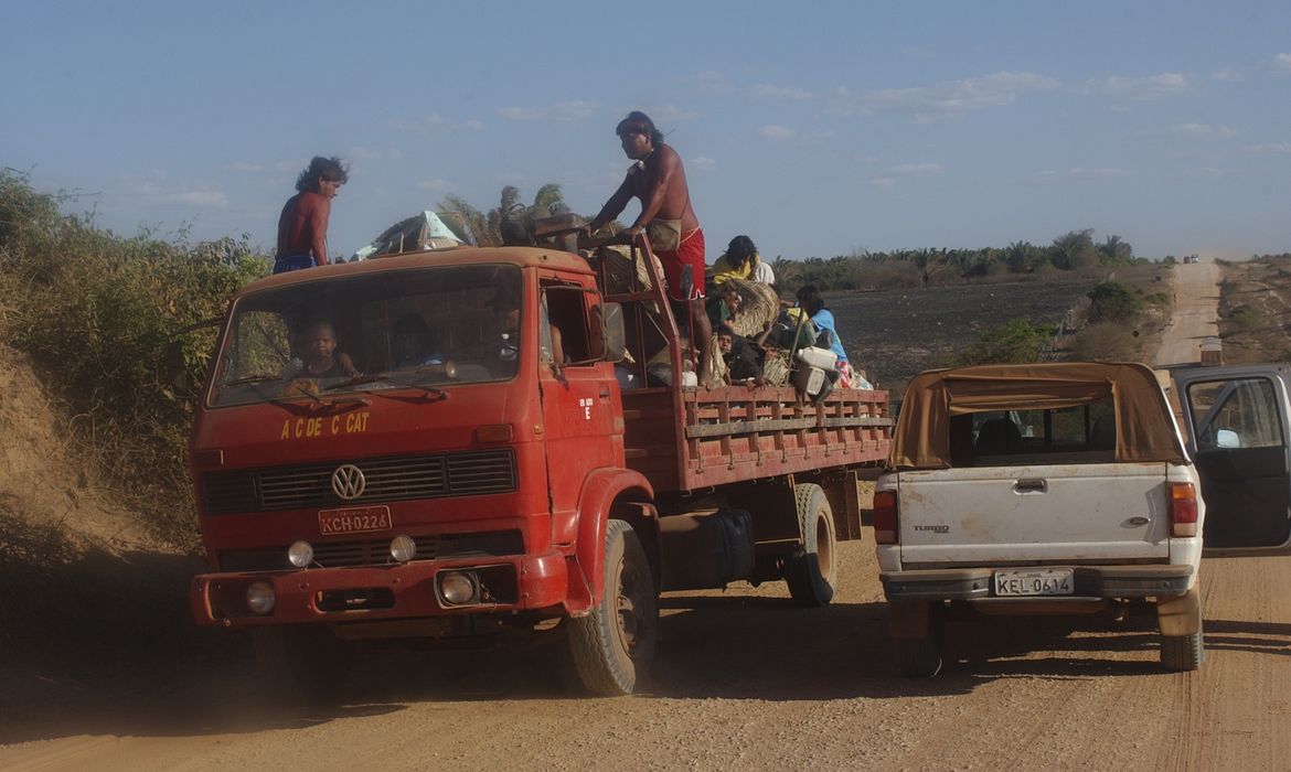 Em 2004, ainda sem a posse definitiva da terra, xavantes deixam acampamento às margens da rodovia BR-158 (Wilson Dias/Arquivo Agência Brasil)