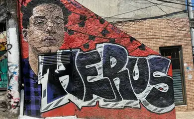 Rio de Janeiro (RJ), 13/10/2025 - Local do Memorial “Herus Vive”, criado no Morro de Santo Amaro para manter viva a história de Herus Guimarães Mendes, morador da comunidade que completaria 24 anos hoje, mas teve a vida brutalmente interrompida pela violência policia. Foto: Moradores de Santo Amaro/Divulgação