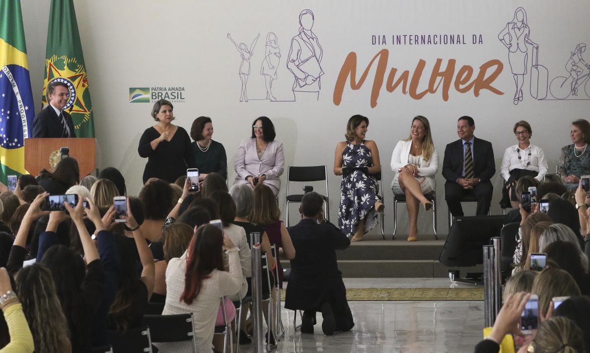 O presidente da República, Jair Bolsonaro participa de cerimônia alusiva ao Dia Internacional da Mulher.