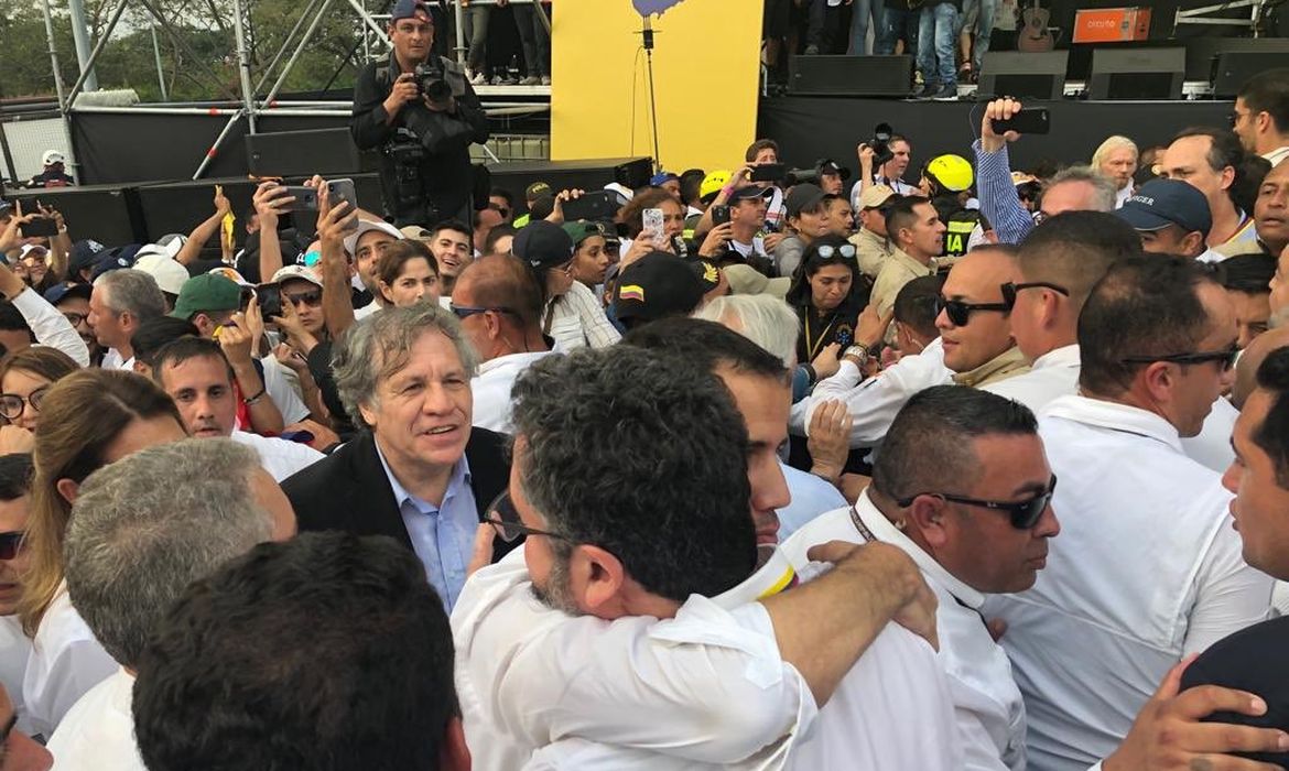 Ministro das Relações Exteriores, Ernesto Araújo, em Cúcuta, Colômbia,  com o presidente interino da Venezuela, Juan Guaidó. Guaidó mandou saudações e agradecimentos ao presidente Bolsonaro e ao Brasil pelo apoio a uma Venezuela livre.