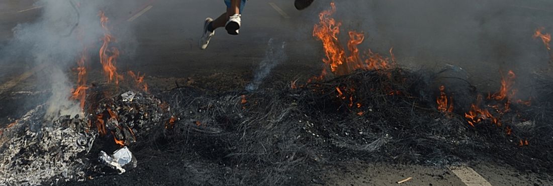 Movimento Copa Pra Quê? ateia fogo em frente ao Estádio Nacional de Brasília