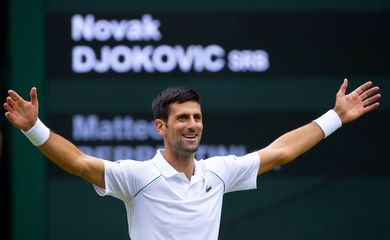 Novak Djokovic comemora após vencer final do torneio de Wimbledon