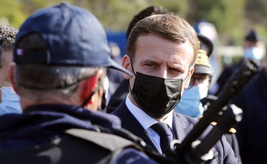 Presidente da França, Emmanuel Macron, fala com policiais na fronteira entre França e Espanha