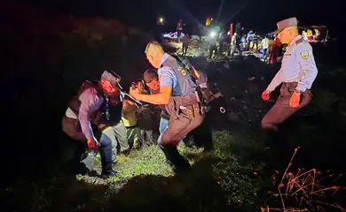 Rescue operations in the aftermath of a plane crash in the surroundings of Roatan Island, Honduras, in this pictured obtained on March 17, 2025. National Police of Honduras/Handout via REUTERS THIS IMAGE HAS BEEN SUPPLIED BY A THIRD PARTY. NO RESALES. NO ARCHIVES. MANDATORY CREDIT