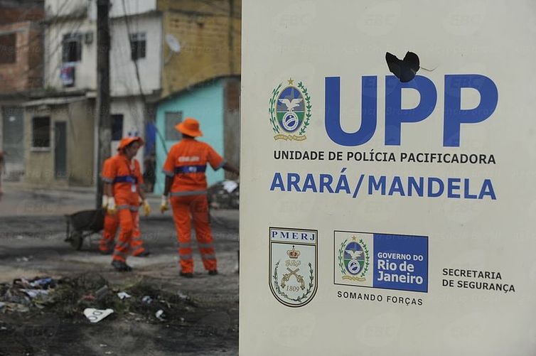 Garis fazem limpeza na Favela do Mandela após ataque a UPP