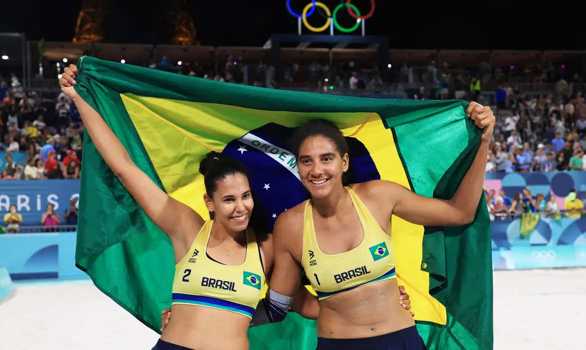 Paris 2024 Olympics - Beach Volleyball - Women's Semifinal - Brazil vs Australia (Ana Patricia/Duda vs Mariafe/Clancy) - Eiffel Tower Stadium, Paris, France - August 08, 2024. Ana Patricia Silva Ramos of Brazil and Eduarda Santos Lisboa of Brazil celebrate after the mach. REUTERS/Esa Alexander