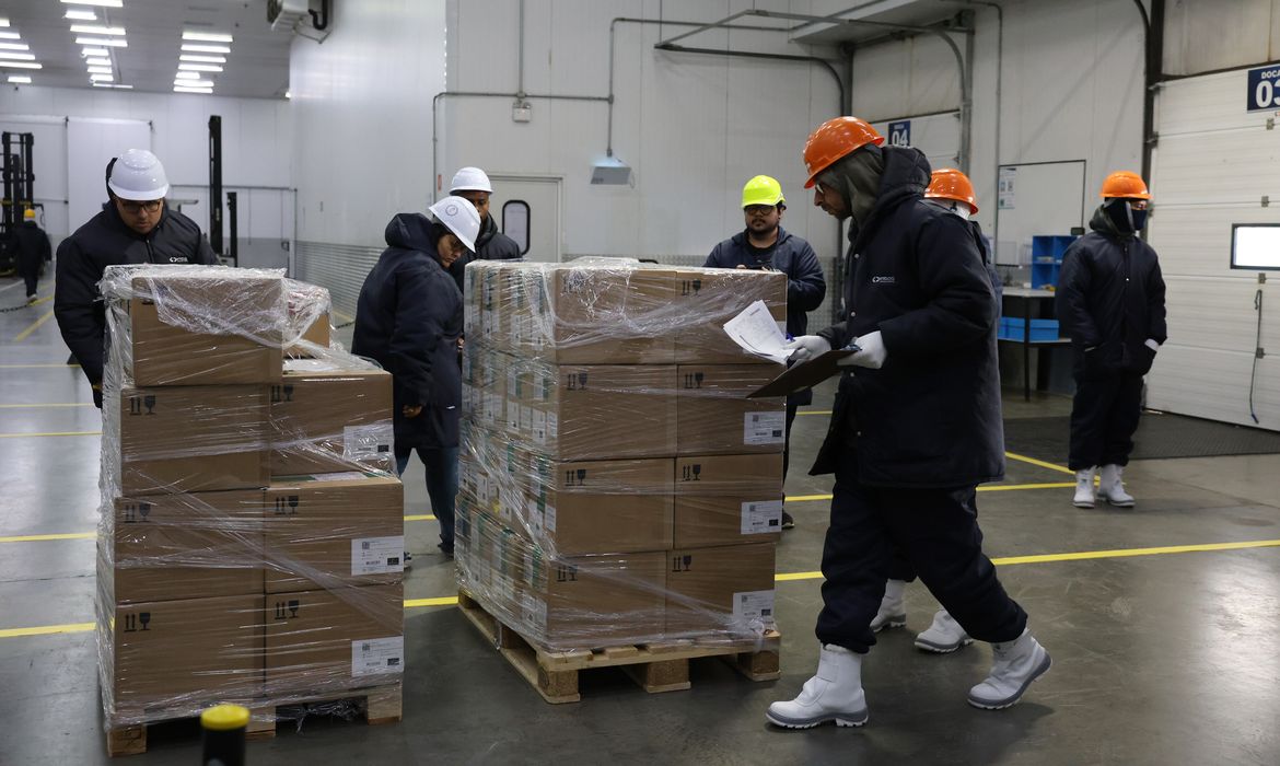 São Paulo (SP), 13/10/2025 - Ministério da Saúde recebe o primeiro lote do medicamento oncológico Kadcyla (trastuzumabe entansina), do laboratório Roche, usado para tratar o câncer de mama. Foto: Rovena Rosa/Agência Brasil