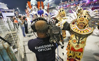 São Paulo (SP) 08/03/2025 - Cinegrafista da TV Brasil, emissora oficial, durante cobertura do Desfile das Escolas de Samba Campeãs. Foto: Paulo Pinto/Agência Brasil