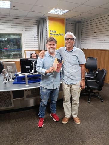 Escritor Roberto Luiz, autor do livro Fêmea de Quatro Peles/Denise Oliveira - Produção Rádio Nacional FM Escritor Roberto Luiz, autor do livro Fêmea de Quatro Peles