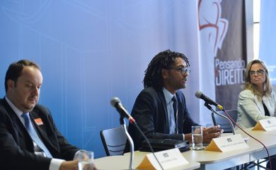 O Coordenador Geral do IPEA, Alexandre da Cunha, secretário do Ministério da Justiça, Gabriel Sampaio, coordenadora, professora Arícia Fernandes Correia, durante o Seminário Direito à Moradia(Elza Fiúza /Agência Brasil)