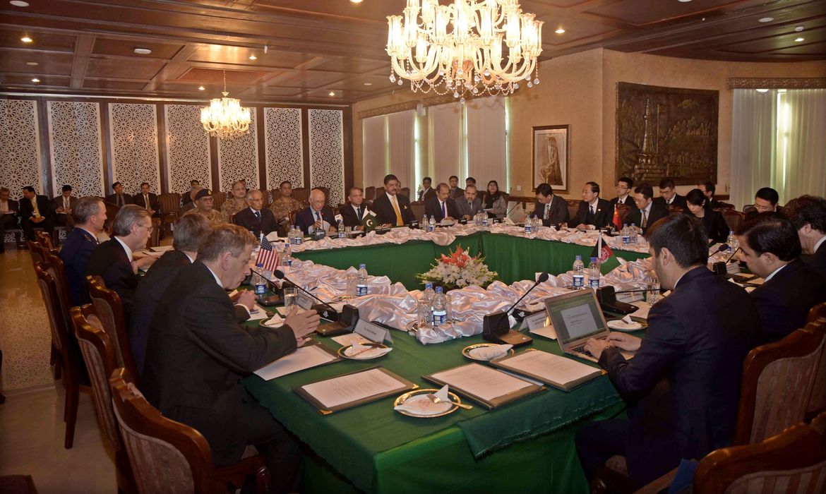 Representantes da China, Estados Unidos, Paquistão e Afeganistão se reúnem para debater a retomada do diálogo de paz entre governo afegão e os talibãs