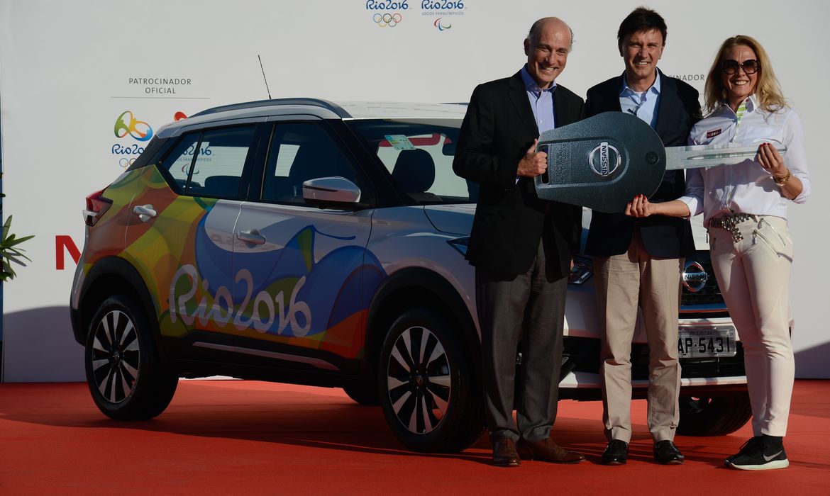 Rio de Janeiro - O diretor-geral do Comitê Rio 2016, Sidney Levy (E), recebe do presidente da montadora Nissan do Brasil, François Dossa, a frota oficial de veículos para os Jogos Olímpicos  (Fernando Frazão/Agência Brasil)