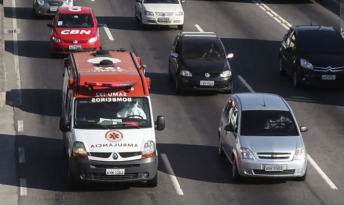 Ambulância transporta para hospital no Rio paciente com sintomas de ebola (Agência Lusa/Direitos Reservados) 