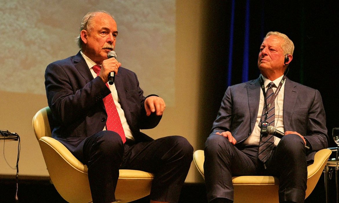 O ex-vice-presidente dos Estados Unidos e ativista ambiental Al Gore  participou do evento “Mudança Climática, Desenvolvimento Sustentável e Democracia”, organizado pelo Banco Nacional de Desenvolvimento Econômico e Social (BNDES) no Rio de Janeiro.