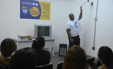 Rio de Janeiro - Monitor da Seja Digital ensina famílias a fazer a instalação do kit de TV digital (Tomaz Silva/Agência Brasil)