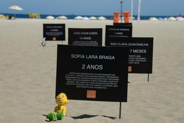Placas na areia da Copacabana lembram nomes de crianças e adolescentes que morreram vítimas de balas perdidas no Rio