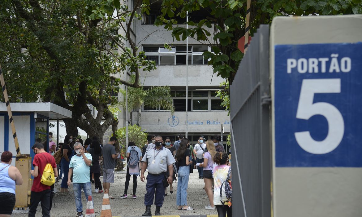 Estudantes chegam para o primeiro dia de prova do Enem 2021,na Uerj, no Rio de Janeiro