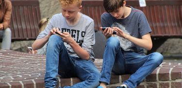 Jovens no celular