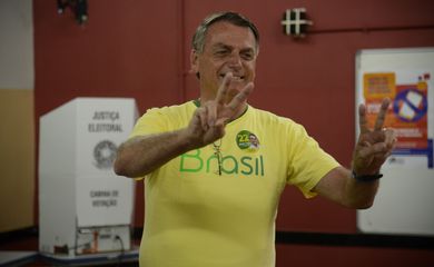 O presidente e candidato à reeleição, Jair Bolsonaro vota na Escola Municipal Rosa da Fonseca, na Vila Militar, no Rio de Janeiro