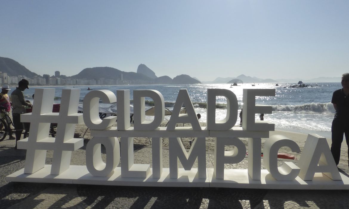 Prova feminina da maratona aquática em Copacabana, no Rio de Janeiro