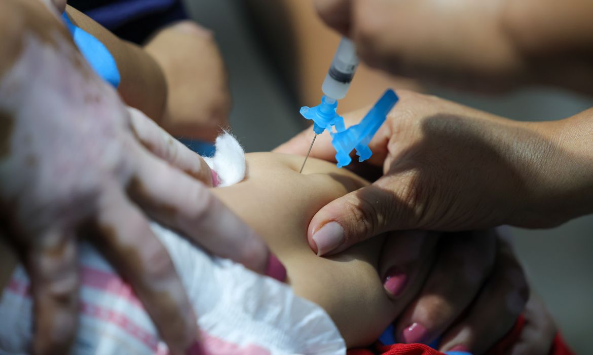 Fabio Rodrigues-Pozzebom/ Agência Brasil Brasília (DF) 15/04/2025 A Secretaria de Saúde do DF promove um dia de vacinação infantil na Creche Sempre Viva, na cidade satélite de Ceilândia, DF Foto: Fabio Rodrigues-Pozzebom/ Agência Brasil