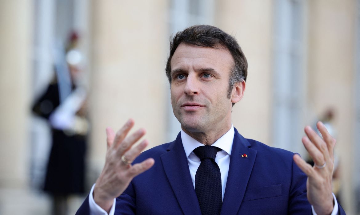 Presidente francês Macron manda fechar todas as escolas do país