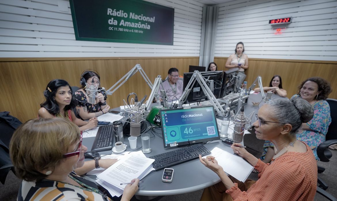 Brasília (DF), 01/09/2023, A ministra do Meio Ambiente, Marina Silva, concede entrevista a Rádio Nacional da Amazônia - AM, em comemoração aos 46 anos da rádio.  Foto: Rafa Neddermeyer/Agência Brasil