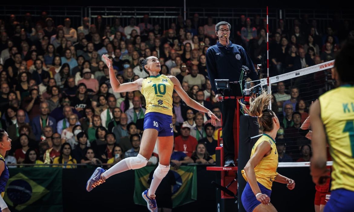Brasil vence por 3 sets a 2 de virada e avança à semifinal do Mundial de Vôlei Feminino - em 11/10/2022