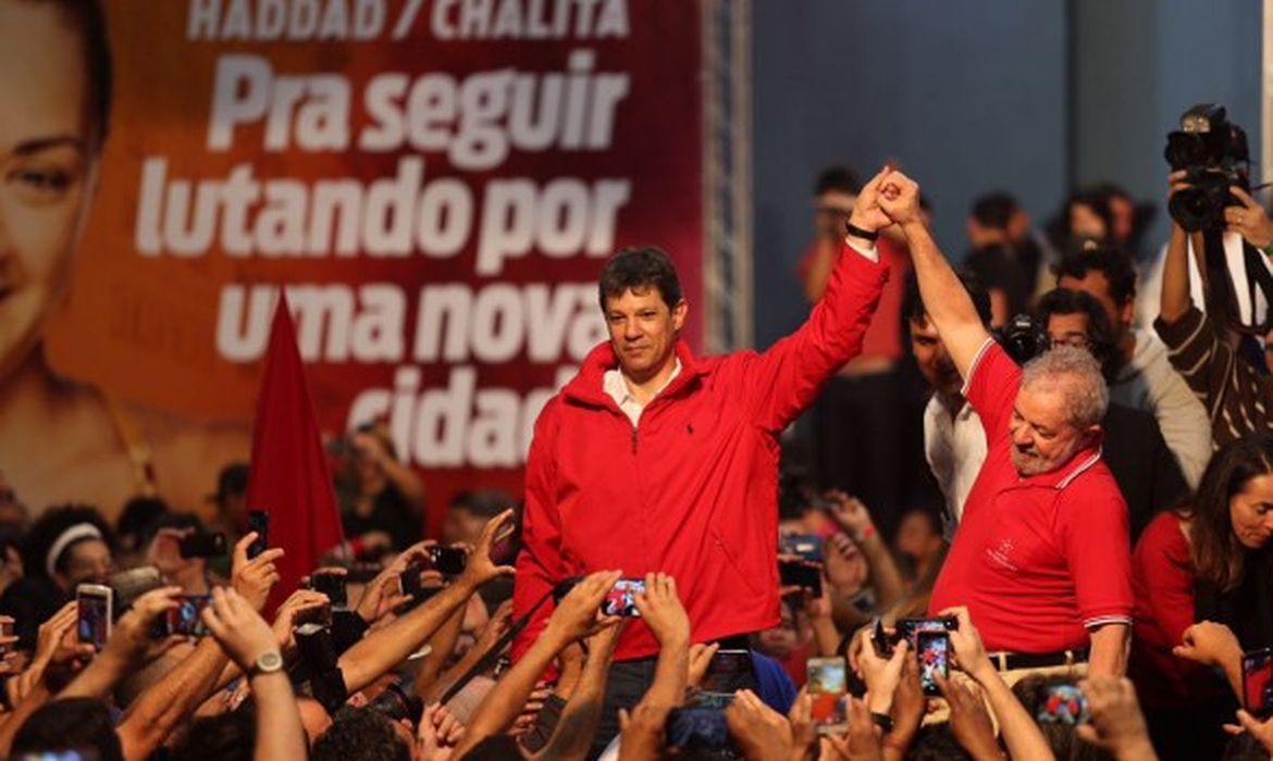 O ex-presidente Luiz Inácio Lula da Silva e o prefeito Fernando Haddad, candidato à reeleição pelo PT, na convenção municipal do partido
