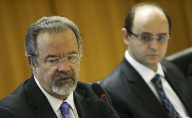 O ministro da Segurança Pública, Raul Jungmann, e o ministro da Educação, Rossieli Soares, assinam protocolo de intenções para permitir a ampliação do acesso à educação para presos. 