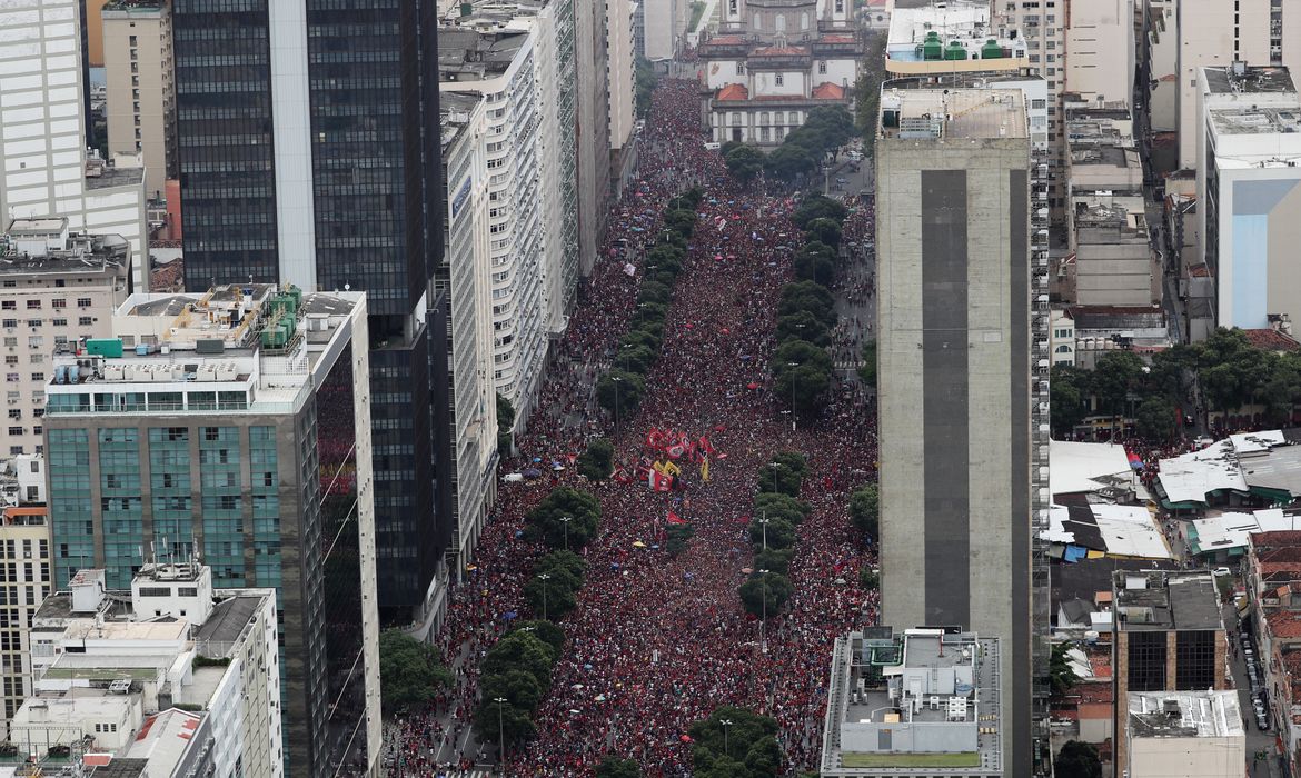 Multidão aguarda o Flamengo no centro do Rio - REUTERS/Sergio Moraes