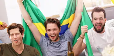 Amigos torcem pelo Brasil em frente a TV
