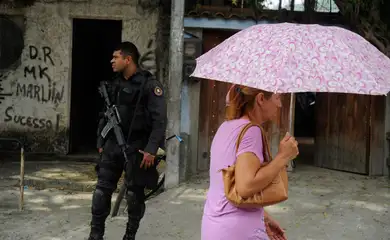 Rio de Janeiro - Polícia Militar ocupa Vila Kennedy, na zona oeste da cidade, para implantação de mais uma Unidade de Polícia Pacificadora(UPP).