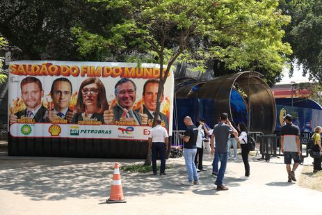 Rio de Janeiro (RJ), 23/09/2024 – Organizações da sociedade civil promovem protesto com cartazes e inflável pela cidade contra a exploração de combustíveis fósseis, no Rio de Janeiro. Foto: Tomaz Silva/Agência Brasil