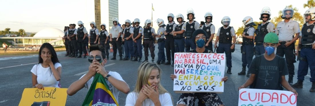 Brasília - Manifestantes na Esplanada dos Ministérios protestam contra os gastos públicos na Copa das Confederações e pelo uso das verbas em educação e saúde. O grupo principal estava no Museu da República e protesta pela rejeição da Proposta de Emenda à
