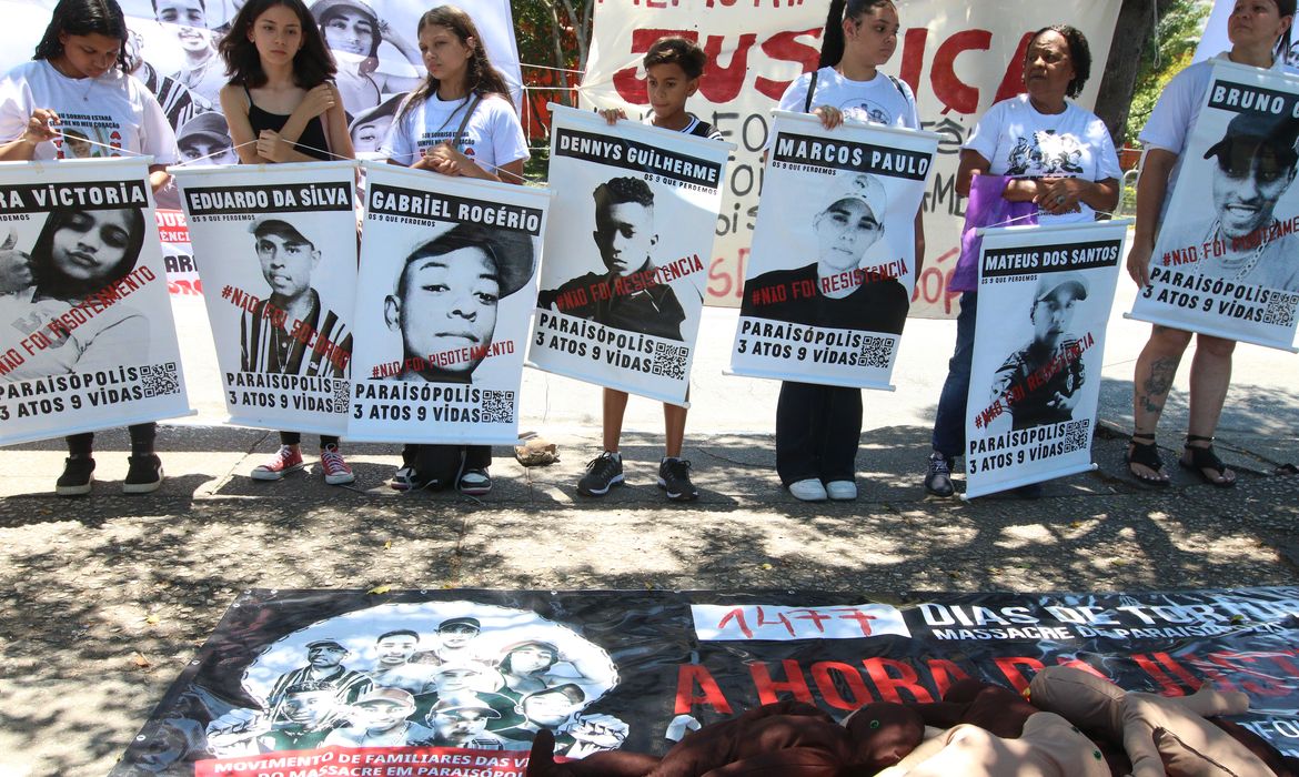 São Paulo (SP), 18/12/2023 - Manifestação dos famíliares dos nove jovens vítimas do Massacre de Paraisópolis em frente ao Fórum Criminal da Barra Funda. Foto: Rovena Rosa/Agência Brasil
