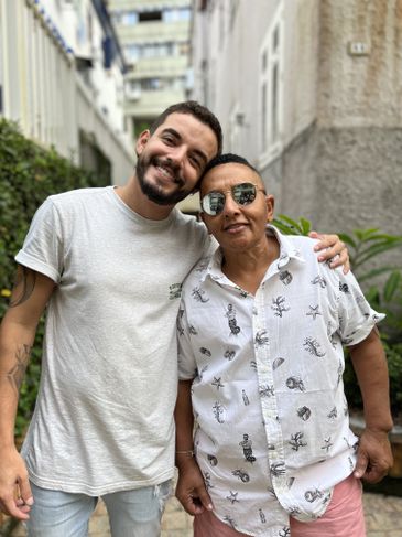 Rio de Janeiro (RJ) 30/05/2025 - Envelhecimento da população LGBTQIA+. Jornalista Yuri Alves Fernandes com Seu Franco, um dos personagens da série “LGBT+60: Corpos que Resistem”. Foto: LGBT+60/Divulgação