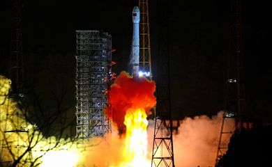 A Long March-3B rocket carrying Chang'e 4 lunar probe takes off from the Xichang Satellite Launch Center in Sichuan province, China December 8, 2018.  REUTERS/Stringer ATTENTION EDITORS - THIS IMAGE WAS PROVIDED BY A THIRD PARTY. CHINA OUT.